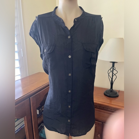 Beautiful blouse. Lightweight. - Picture 1 of 5